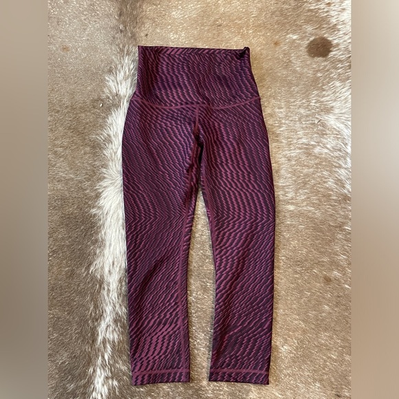 LULULEMON Wunder Under Crop III Leggings Zig Zag Shifted Burgundy Black Size 4 - Picture 1 of 6